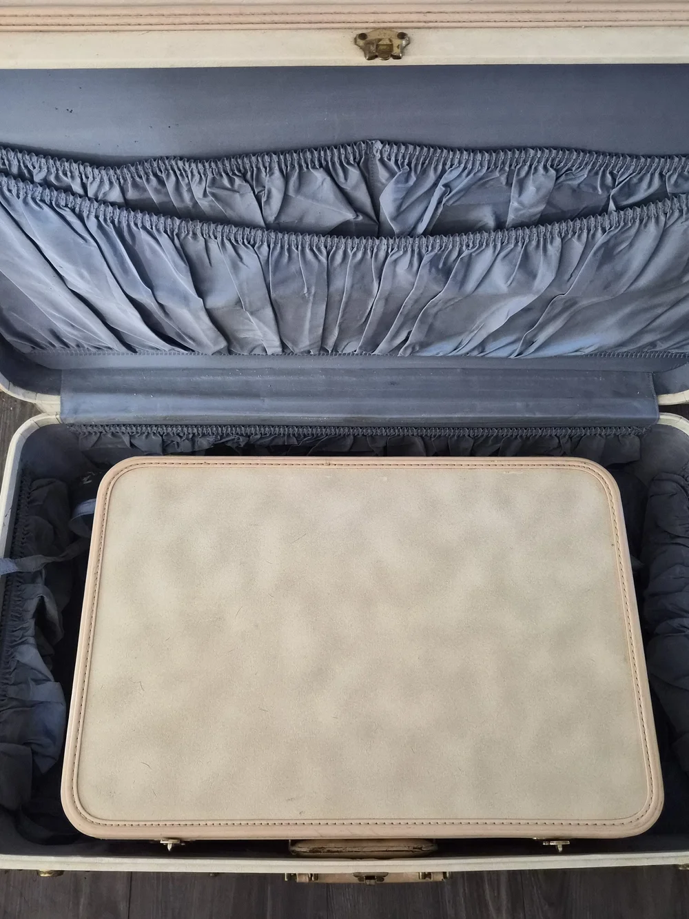 Vintage OSHKOSH Luggage Stackable White & Blush Leather Storage Trunk Set